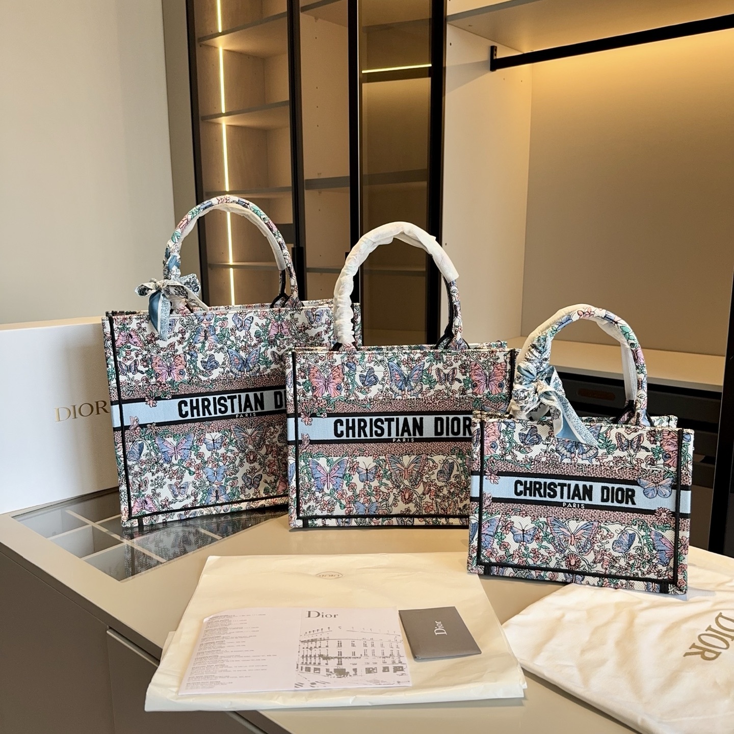 ディオール Dior Book Tote バッグ スモール、ミディアム、ラージの3つのサイズ