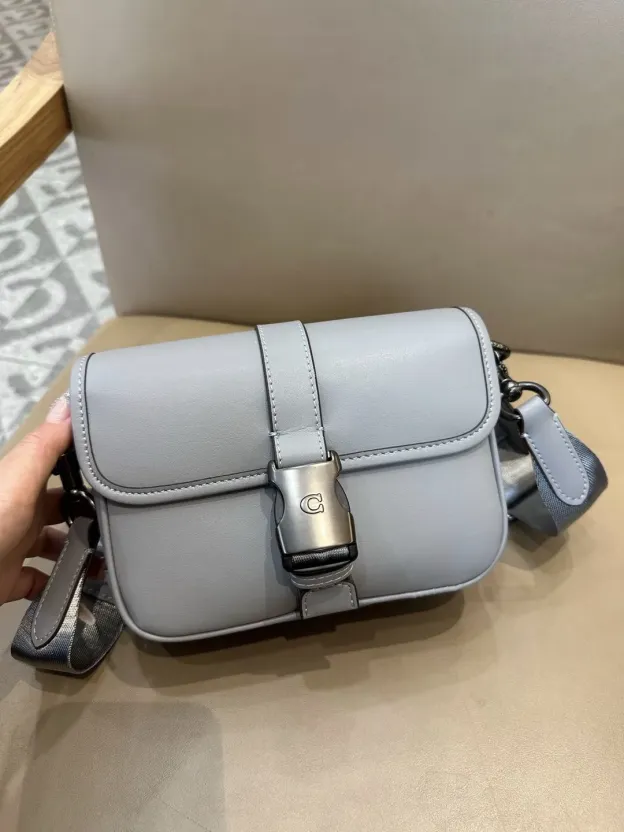 コーチ「Coach」メンズ クラシックシグネチャー LEAGUE  ショルダーバッグ