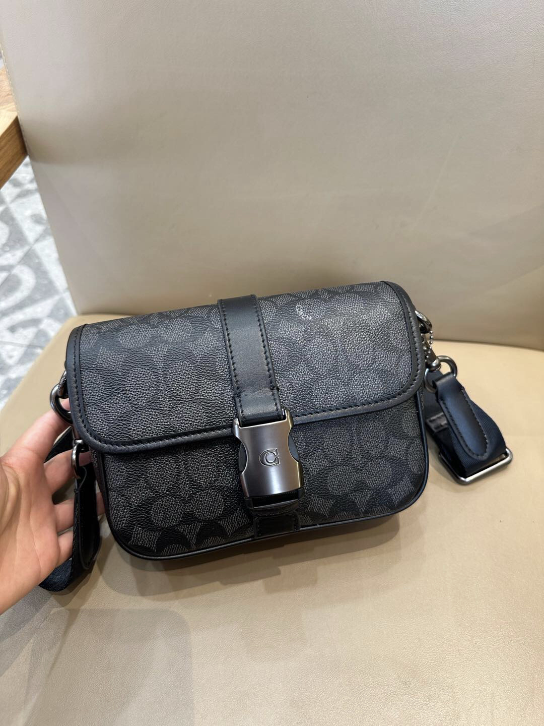 コーチ「Coach」メンズ クラシックシグネチャー LEAGUE  ショルダーバッグ