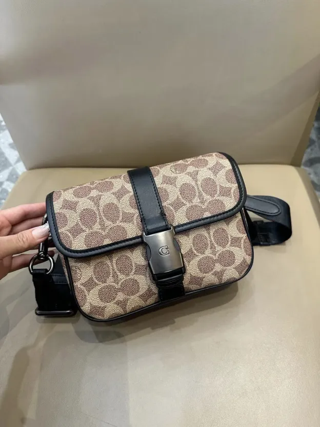 コーチ「Coach」メンズ クラシックシグネチャー LEAGUE  ショルダーバッグ