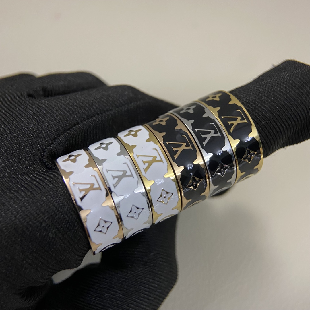 Swarovski レターモチーフエナメルリング
