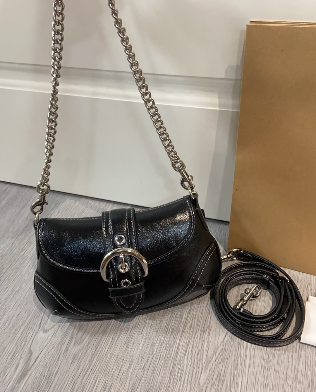コーチ「Coach」Nolita ラミネートレザー バゲットバッグ