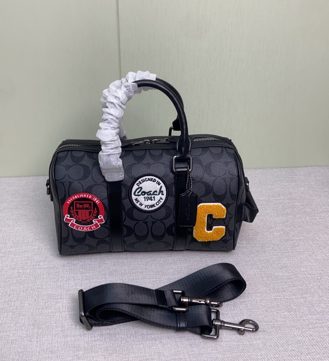 コーチ「Coach」Venturer ピローショルダーバッグ