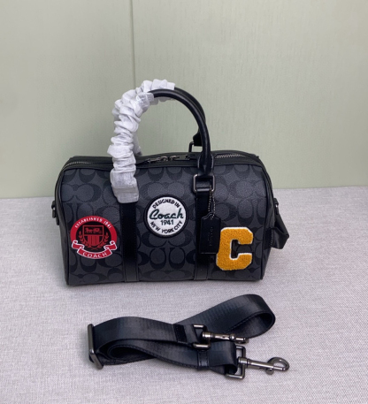 コーチ「Coach」Venturer ピローショルダーバッグ