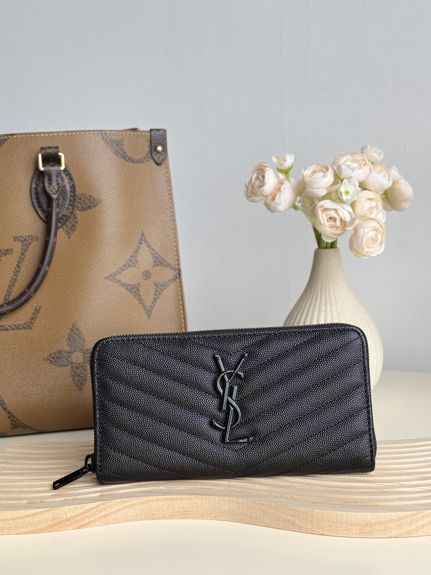 サンローラン「Saint Laurent」モノグラム・サンローラン フルジップウォレット（グレインパウダーテクスチャー キルティングレザー）