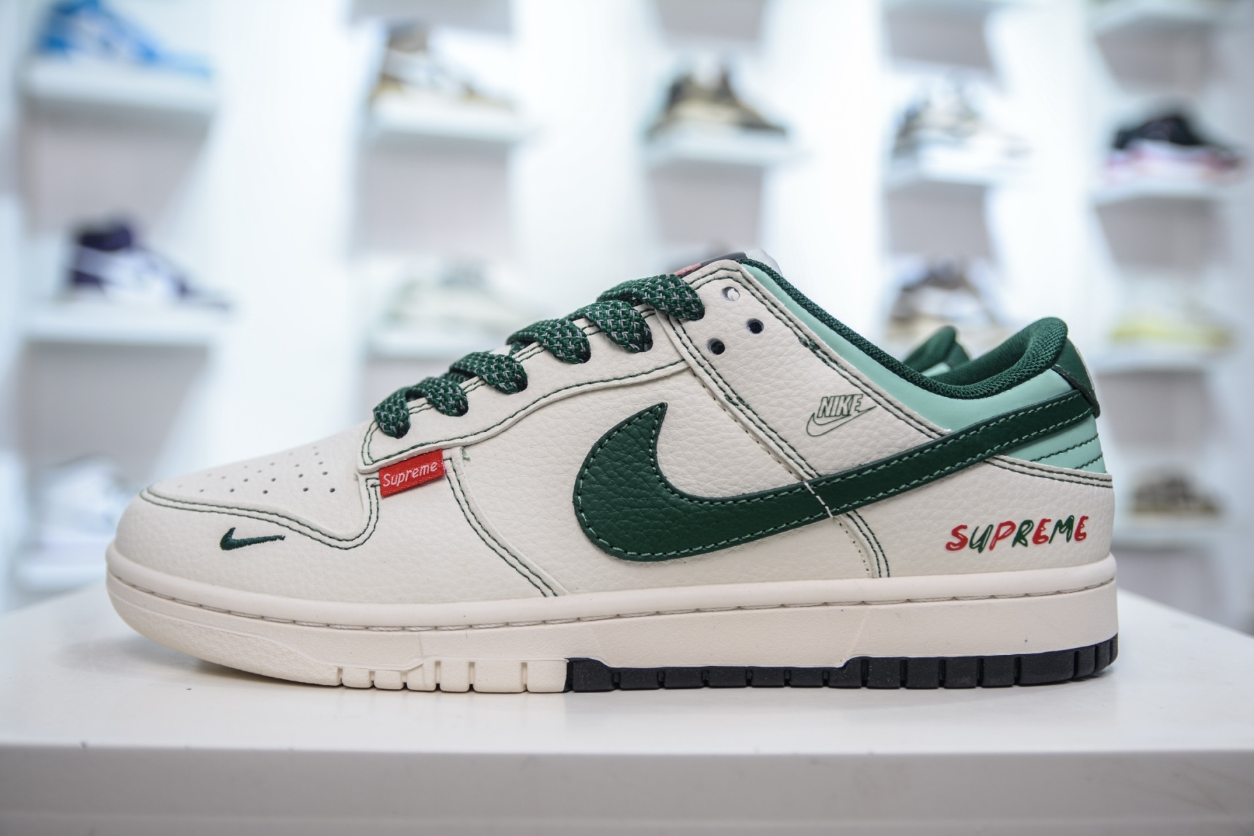 「コラボモデル」Supreme x Nike SB Dunk Low スニーカー