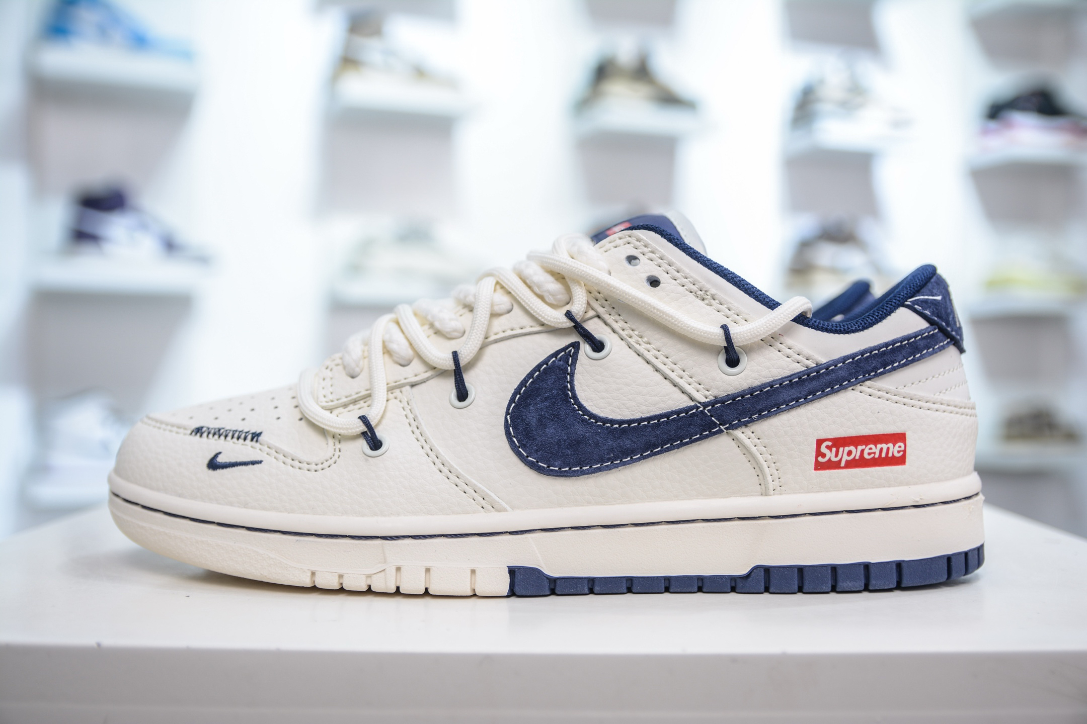 「コラボモデル」Supreme x Nike SB Dunk Low スニーカー