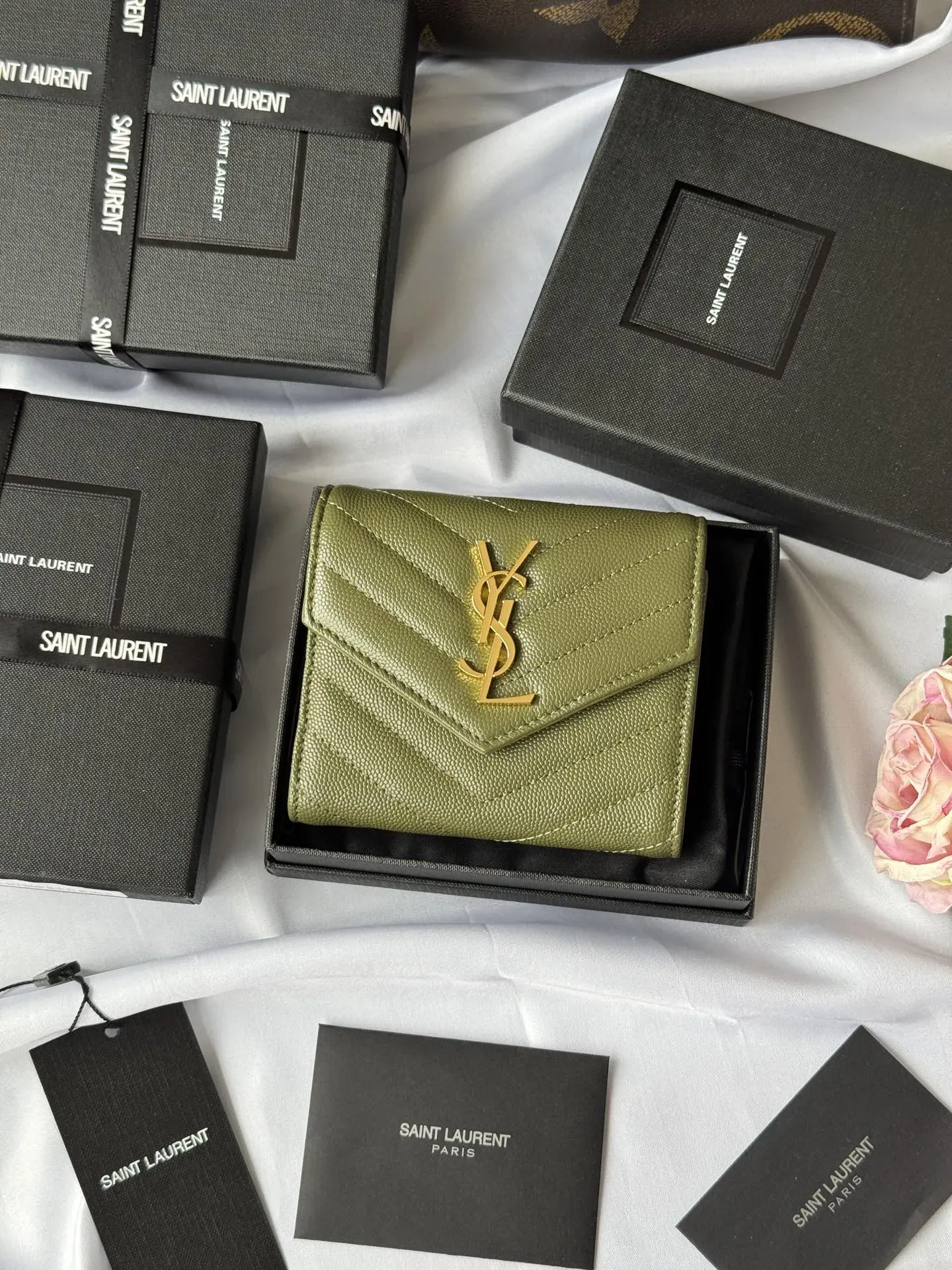 サンローラン「Saint Laurent」CASSANDRE MATELASSÉ 三つ折り財布