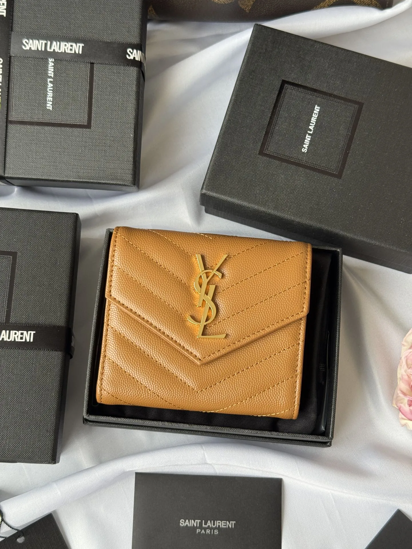 サンローラン「Saint Laurent」CASSANDRE MATELASSÉ 三つ折り財布