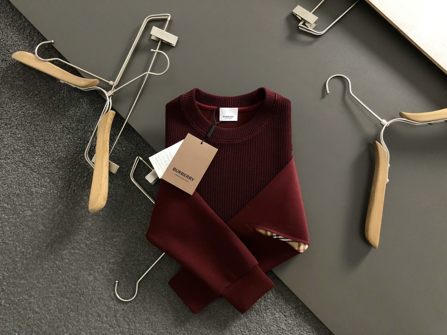 バーバリー「Burberry」バーバリー チェック×ナイト刺繍 クルーネックスウェットシャツ / ロングスリーブスウェット