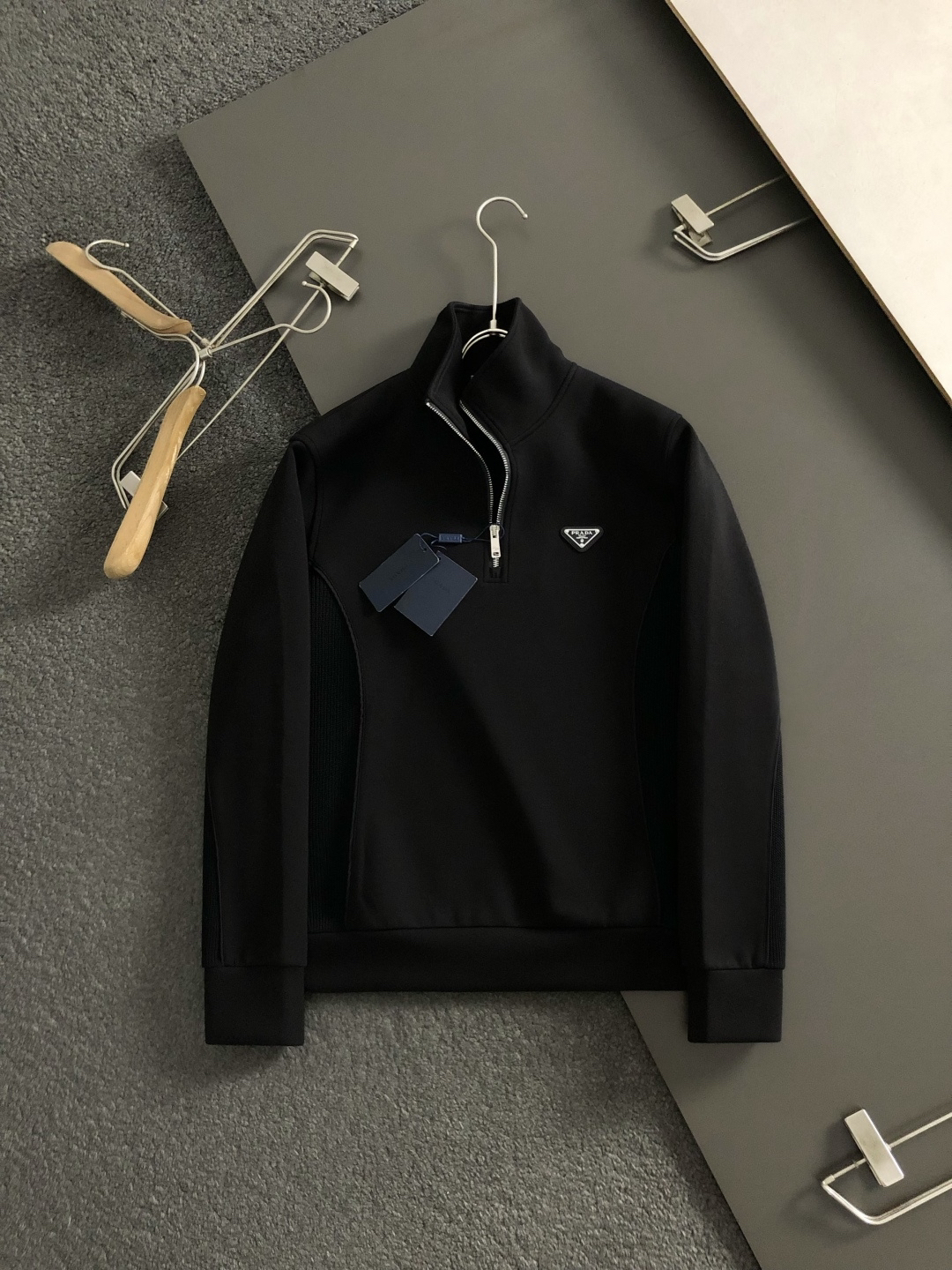 プラダ「Prada」プラダ リサイクルダブルジャージー ジップアップスウェットシャツ / プルオーバー