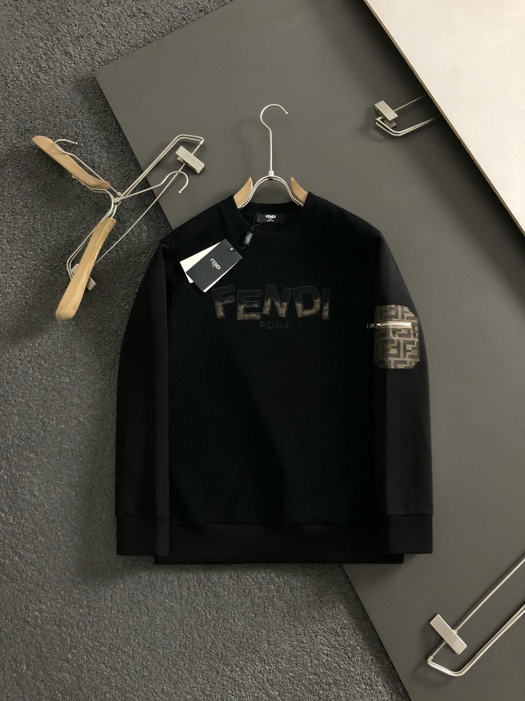 フェンディ「Fendi」フェンディ ロゴパッチ ジップアップスウェットシャツ / プルオーバー