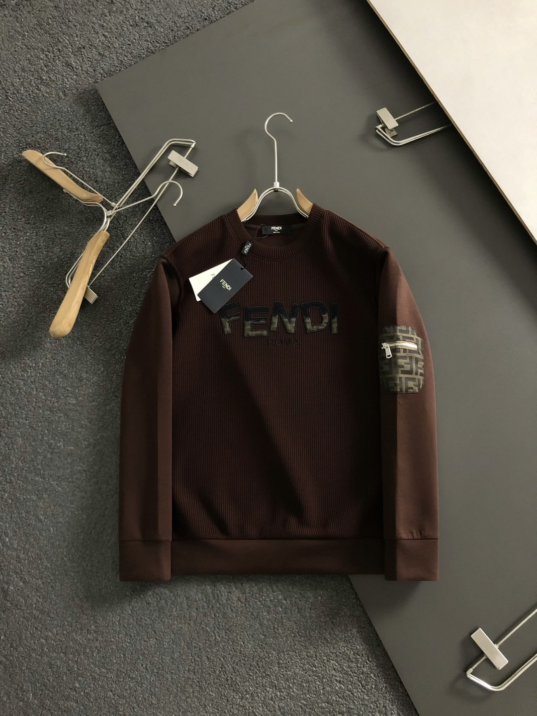 フェンディ「Fendi」フェンディ ロゴパッチ ジップアップスウェットシャツ / プルオーバー
