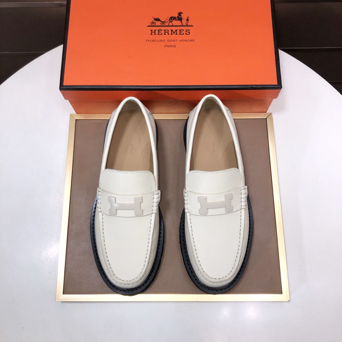 エルメス［Hermès］おしゃれなペアスニーカー