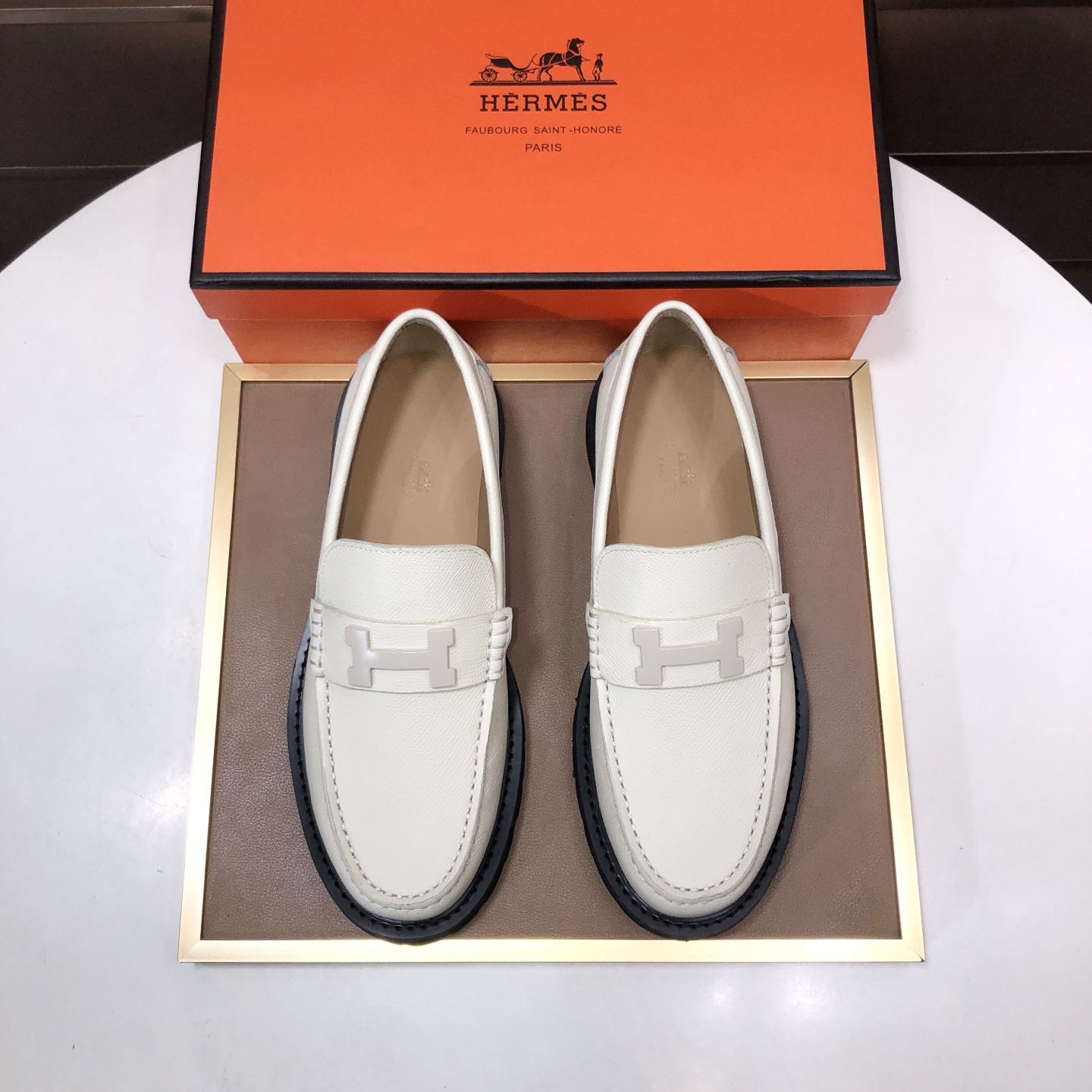 エルメス［Hermès］おしゃれなペアスニーカー