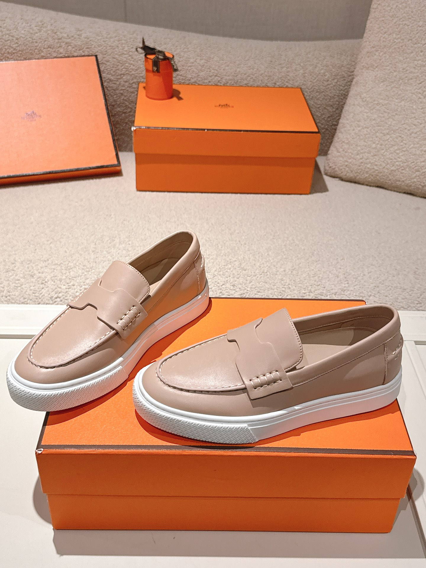 エルメス［Hermès］おしゃれなペアスニーカー