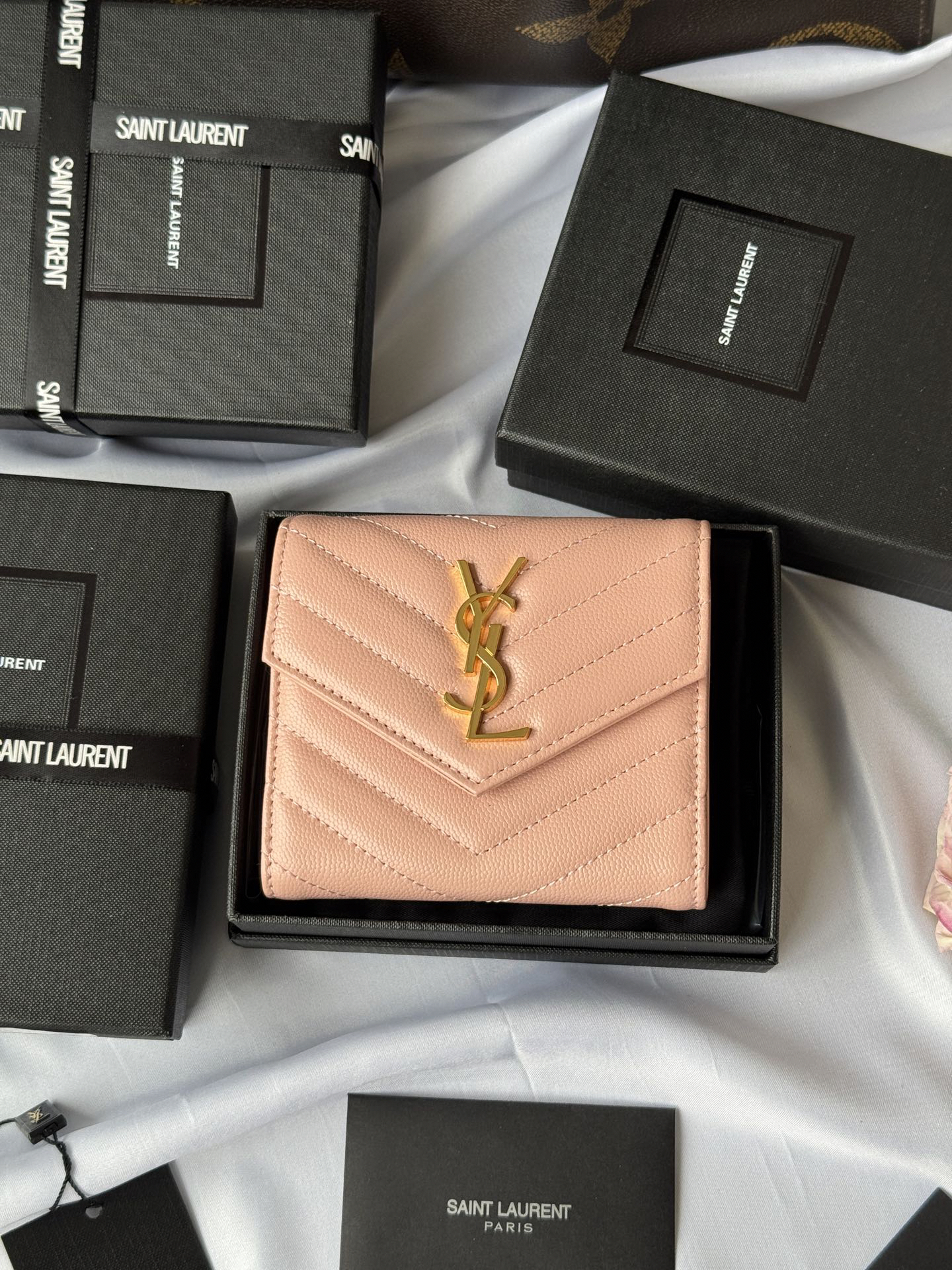 サンローラン「Saint Laurent」CASSANDRE MATELASSÉ 三つ折り財布