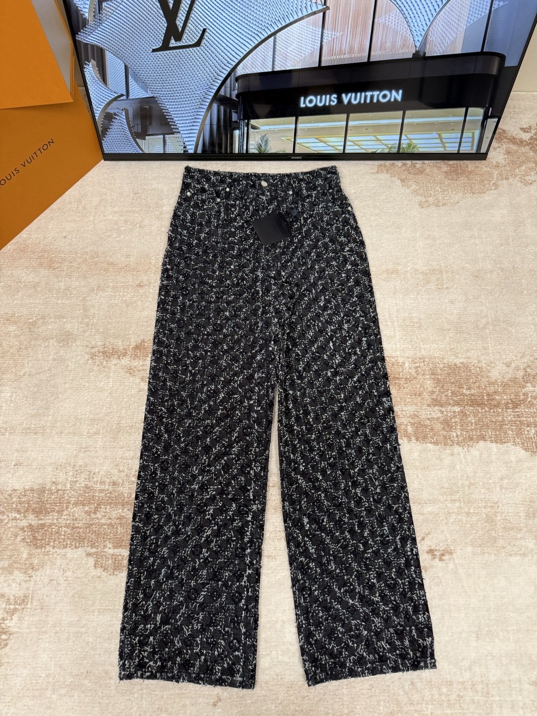 ルイ・ヴィトン「Louis Vuitton」【Wang Hedi 着用モデル】ルイ・ヴィトン モノグラム・フロッキー デニム シアリングジャケット / アウター