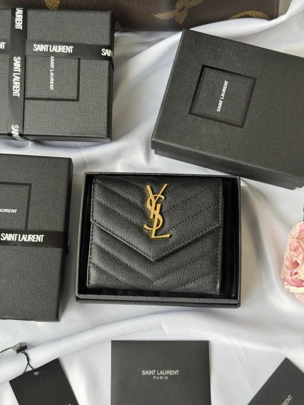 サンローラン「Saint Laurent」CASSANDRE MATELASSÉ 三つ折り財布