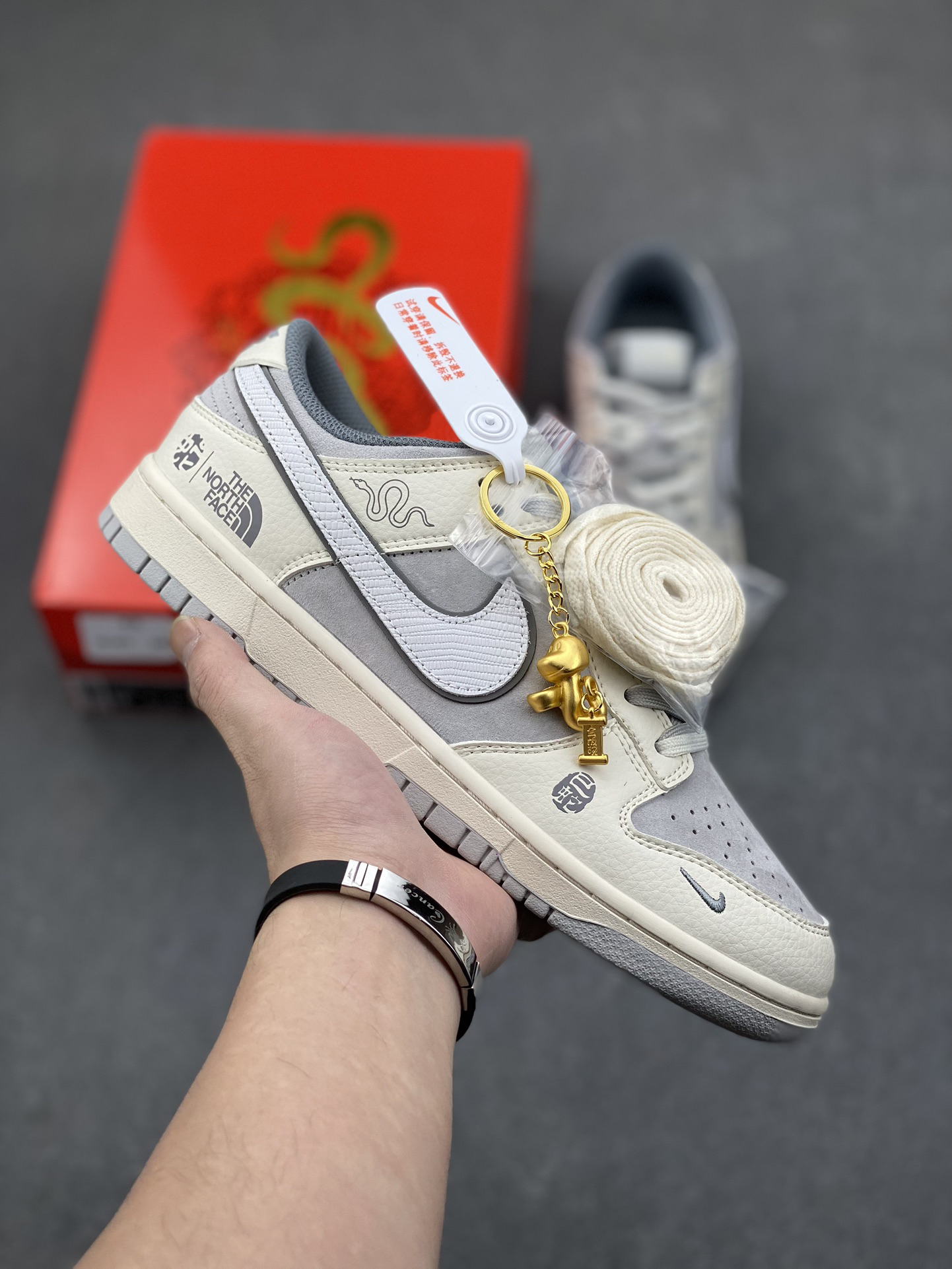 「コラボモデル」The North Face x Nike SB Dunk Low スネークイヤー エディション 'White Grey' ダブルシューレース スニーカー