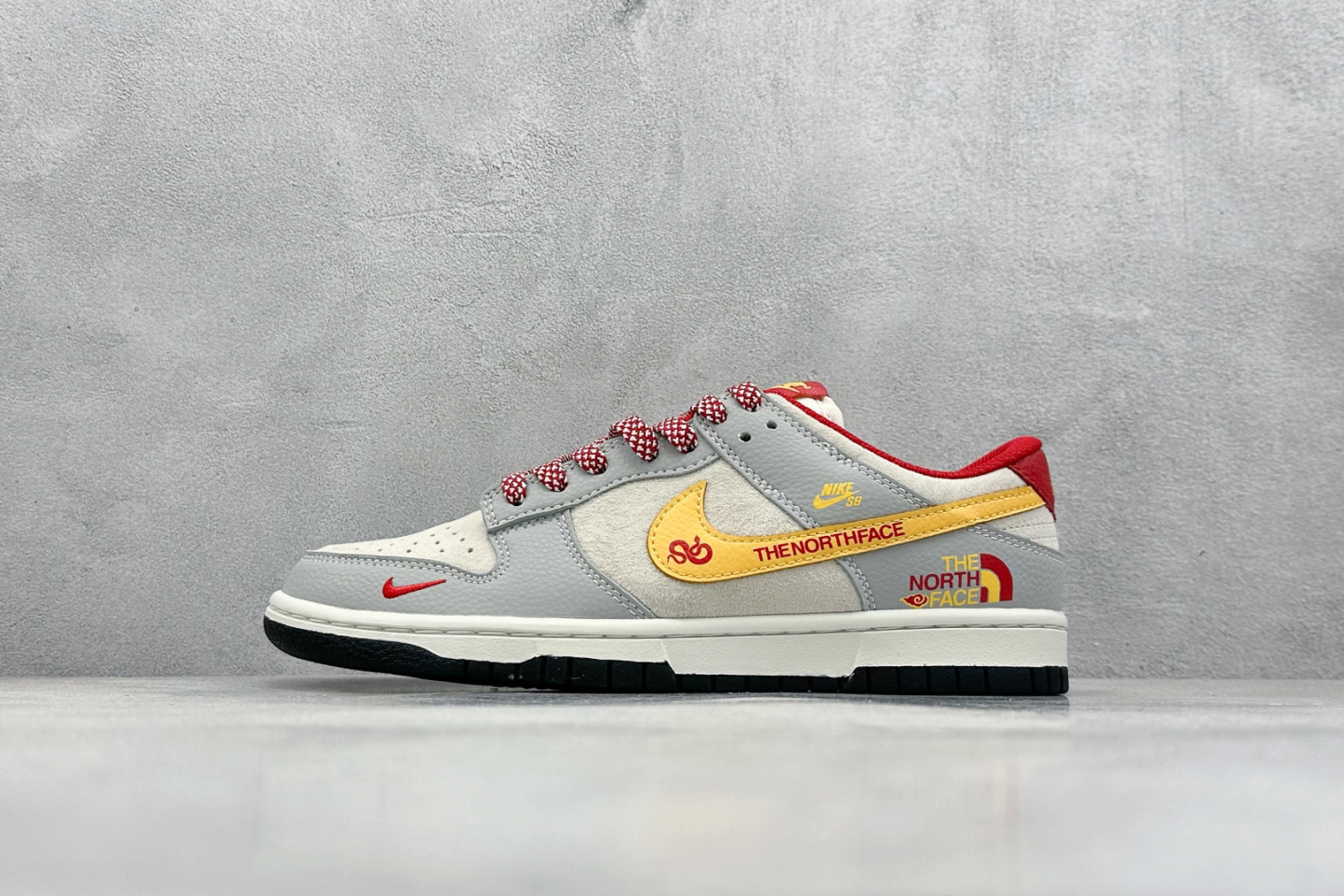 「コラボモデル」The North Face x Nike SB Dunk Low スネークイヤー エディション 'Beige Grey Red' スターライト スニーカー