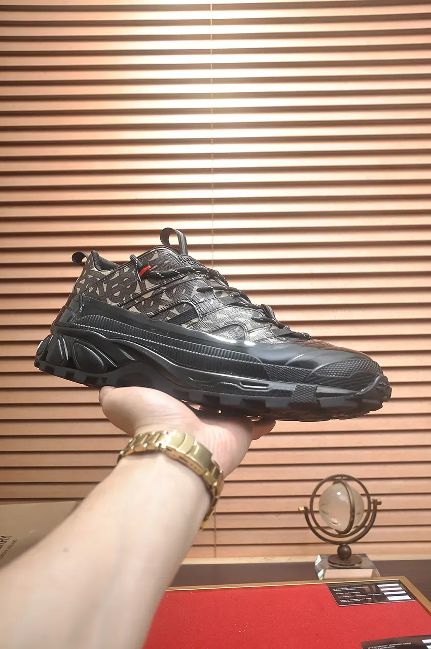 バーバリー「Burberry」 HouseCheck ハウスチェック レザーアーサー ローカットスニーカー