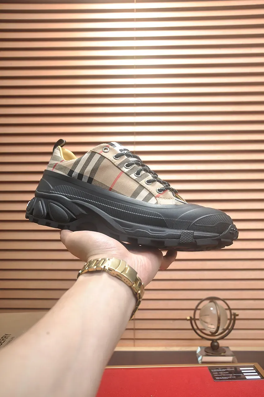 バーバリー「Burberry」 HouseCheck ハウスチェック レザーアーサー ローカットスニーカー