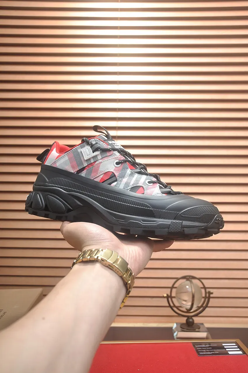 バーバリー「Burberry」 HouseCheck ハウスチェック レザーアーサー ローカットスニーカー