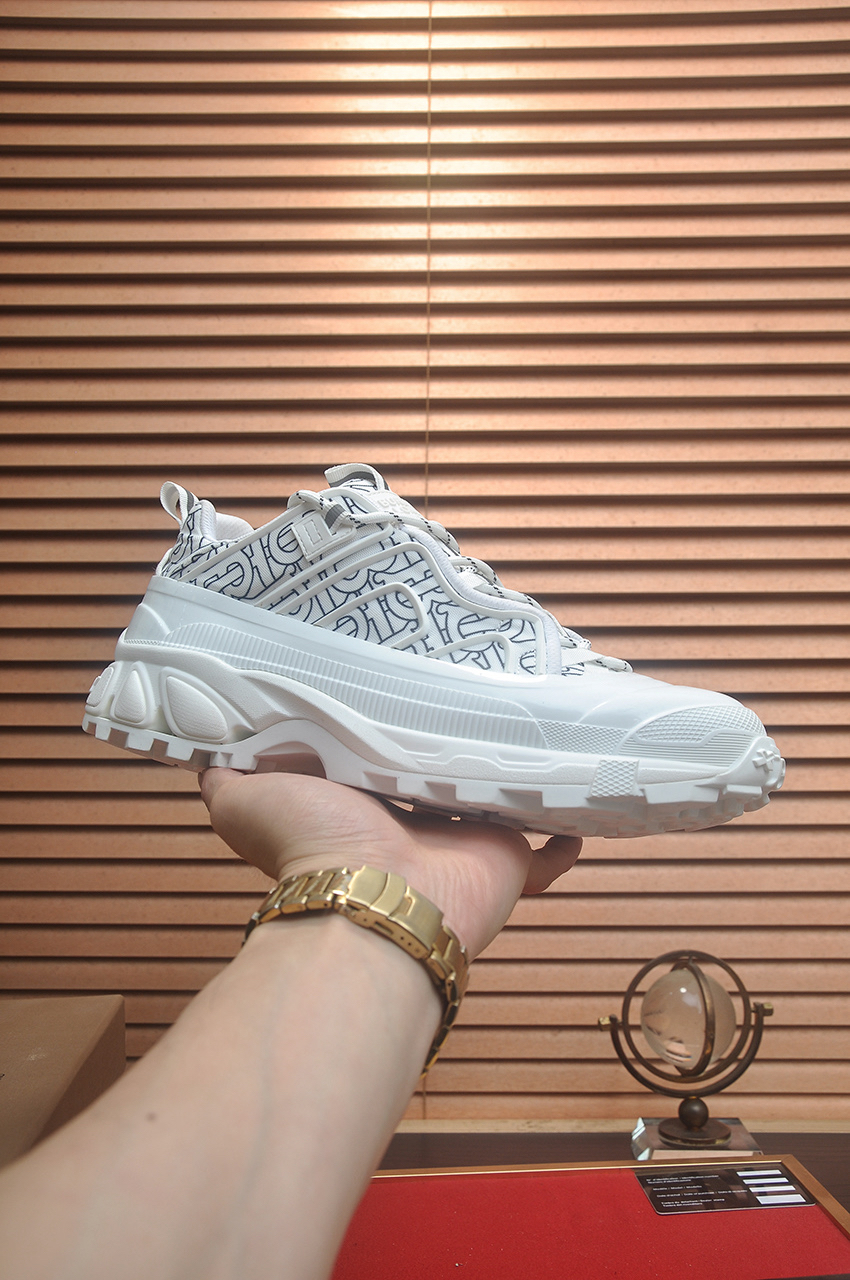 バーバリー「Burberry」バーバリークラシックグレンチェック レザーコートチェック クラシックローファイ スニーカー