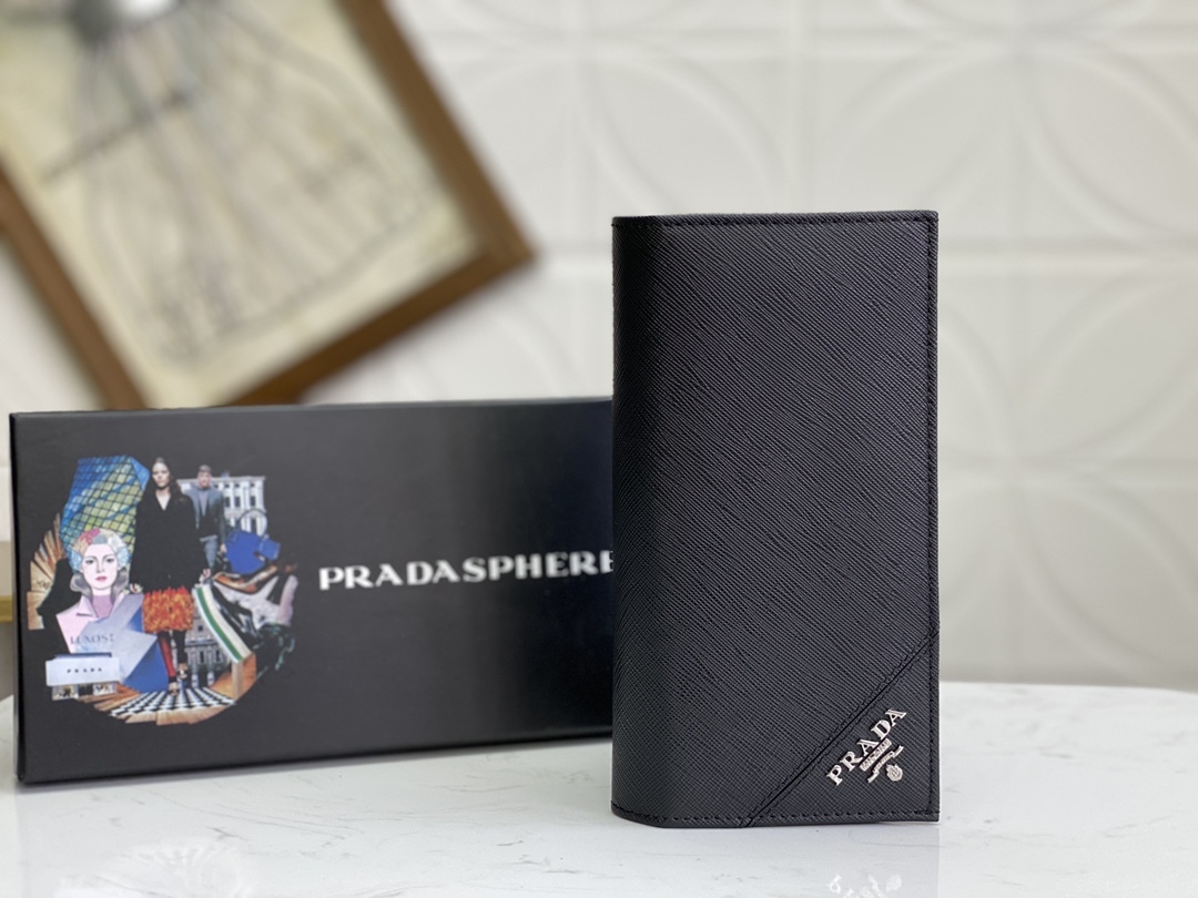 プラダ「PRADA」定番のスーツに二つ折り財布