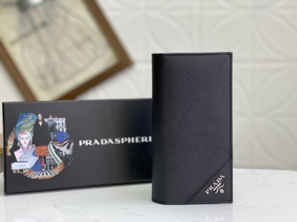 プラダ「PRADA」定番のスーツに二つ折り財布