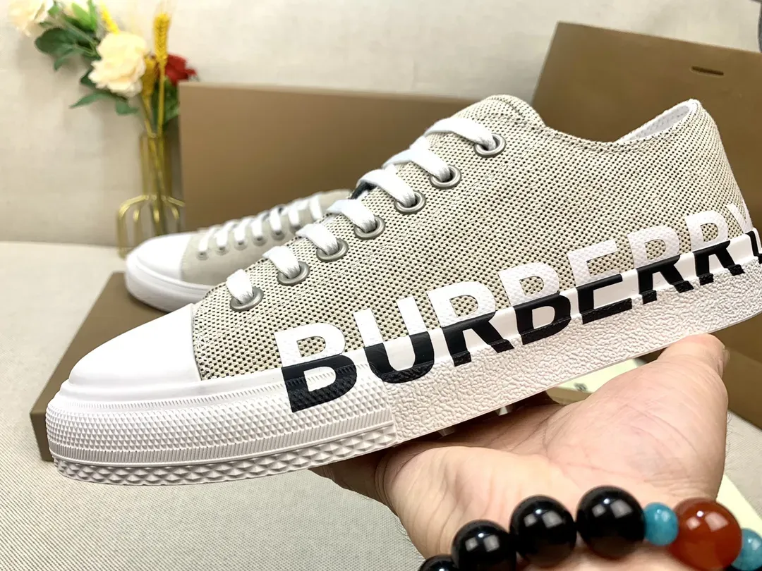 バーバリー「Burberry」メンズクラシックローカットスニーカー