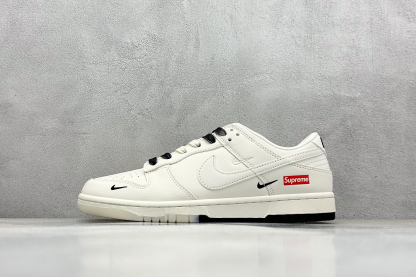 「コラボモデル」Supreme x Nike SB Dunk Low スニーカー