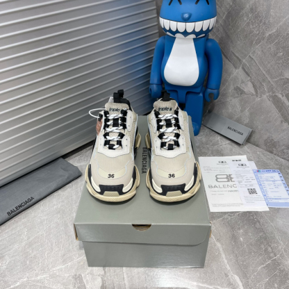 バレンシアガ「Balenciaga」Triple S スニーカー