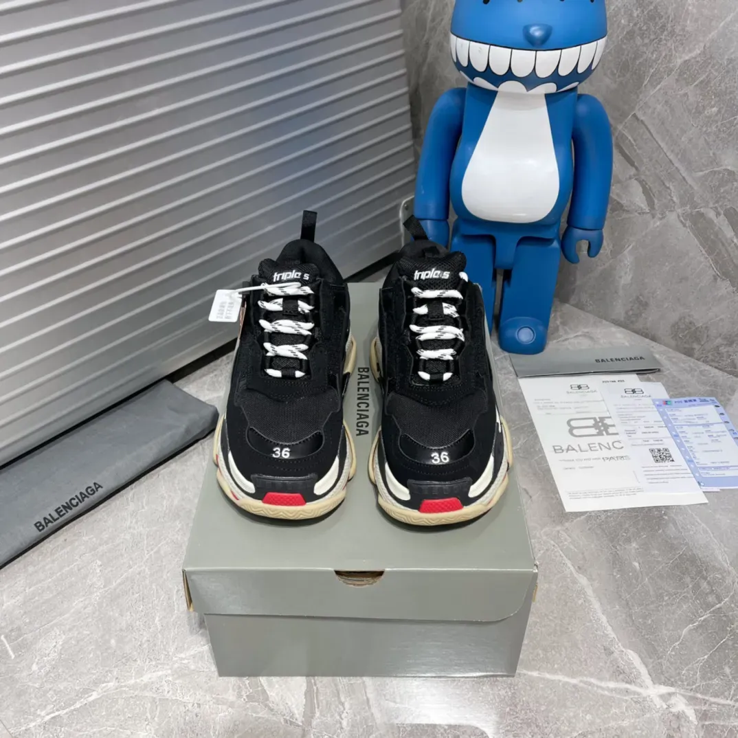 バレンシアガ「Balenciaga」Triple S スニーカー