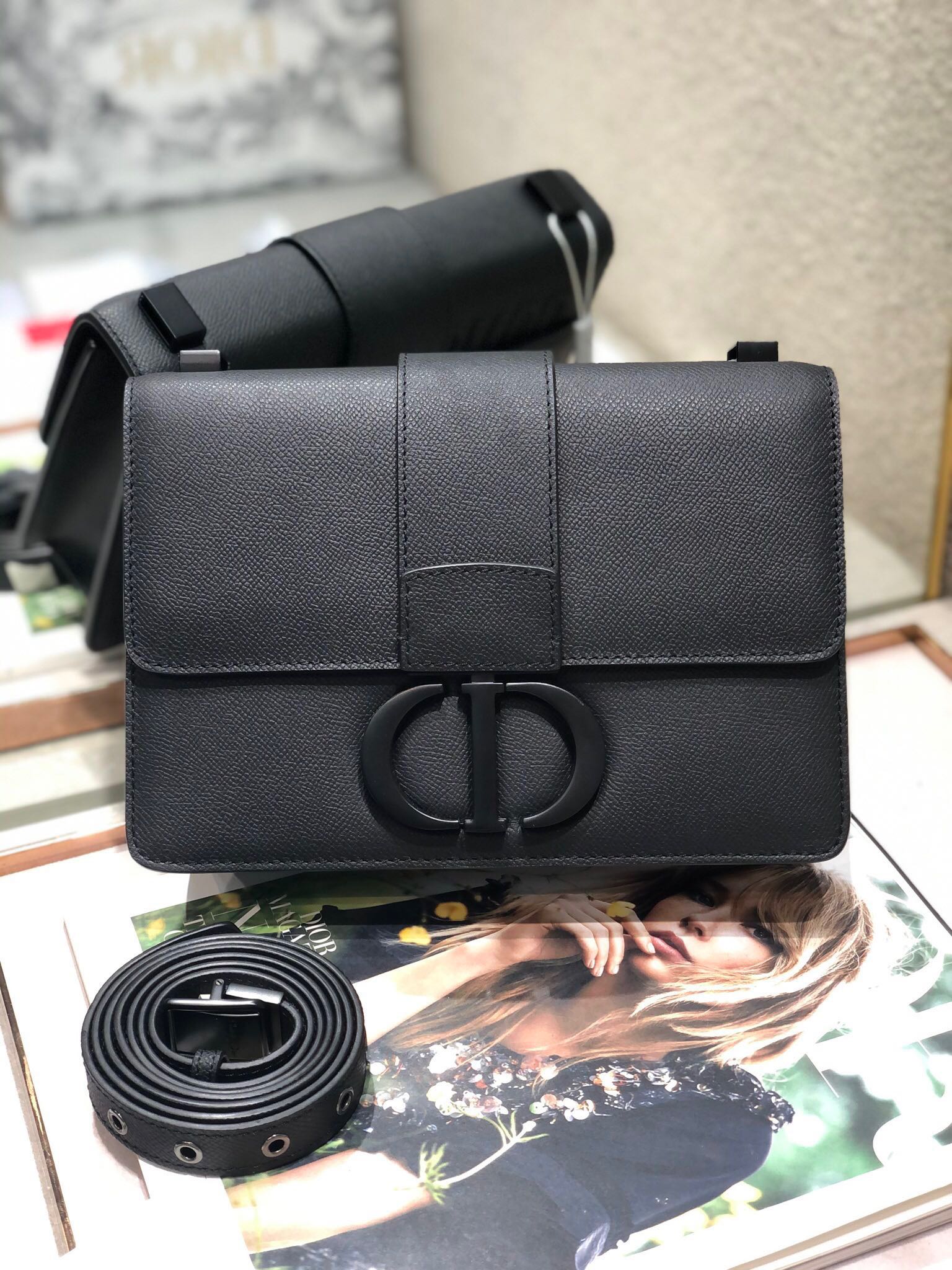 ディオール「Dior」モンターニュ30 掌紋レザー ショルダーバッグ（ブラックハードウェア）