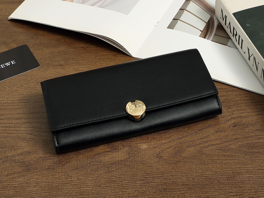 ロエベ「LOEWE」ぺブル バーティカル ウォレット スモール（シャイニーナパカーフ）
