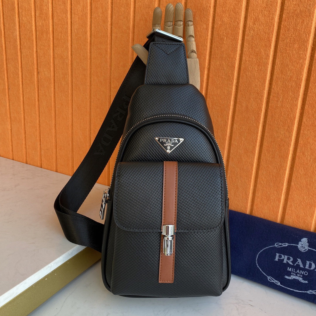 プラダ「Prada」エッセンシャル メンズ チェストバッグ