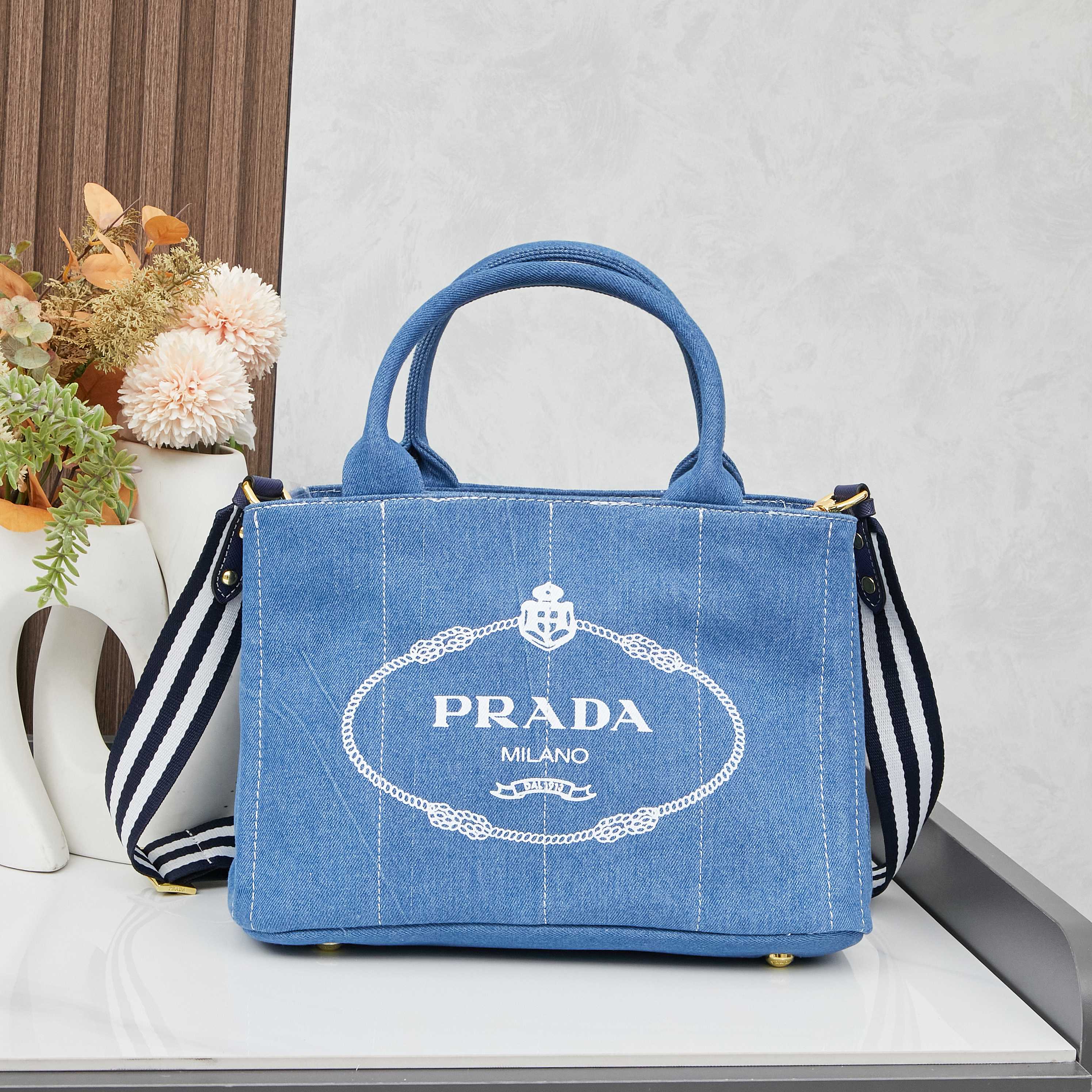 プラダ「Prada」ビーチトートバッグ
