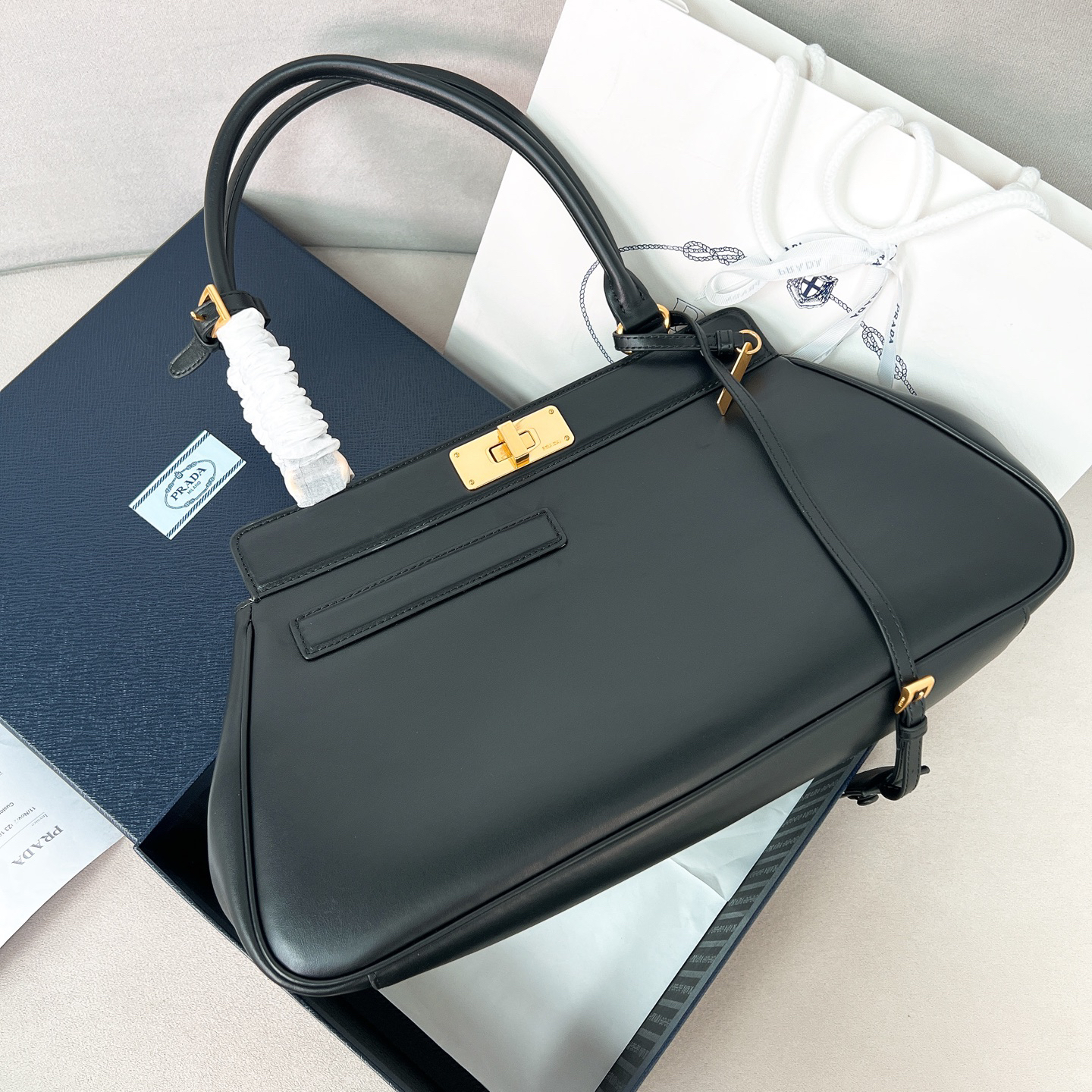 プラダ「Prada」ジオメトリック ショルダーバッグ