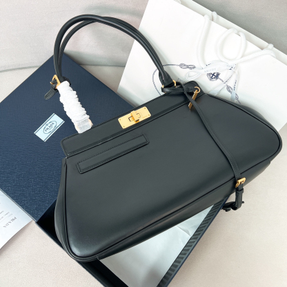 プラダ「Prada」ジオメトリック ショルダーバッグ