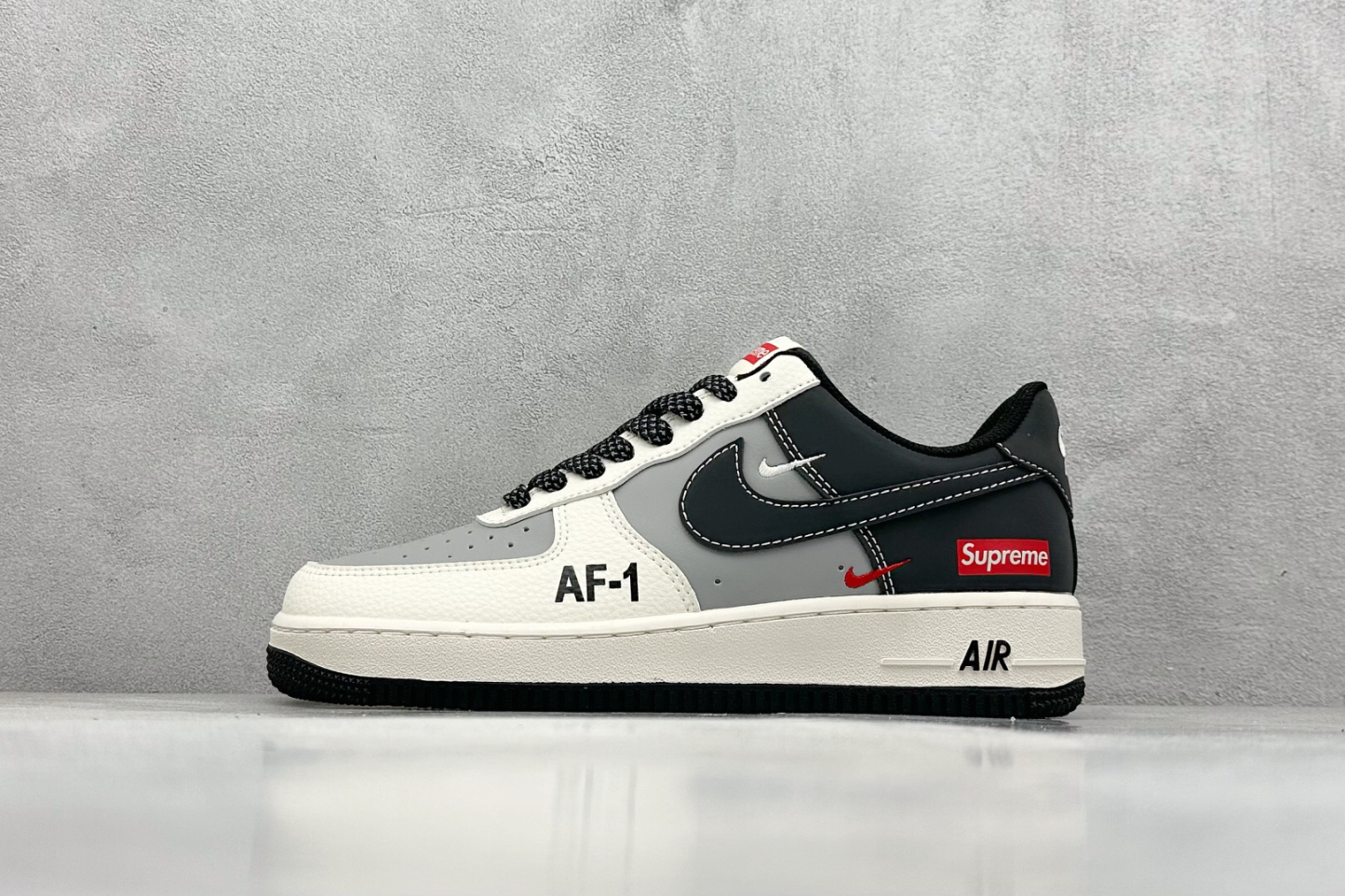 「コラボモデル」Supreme × Nike Air Force 1 Low スニーカー