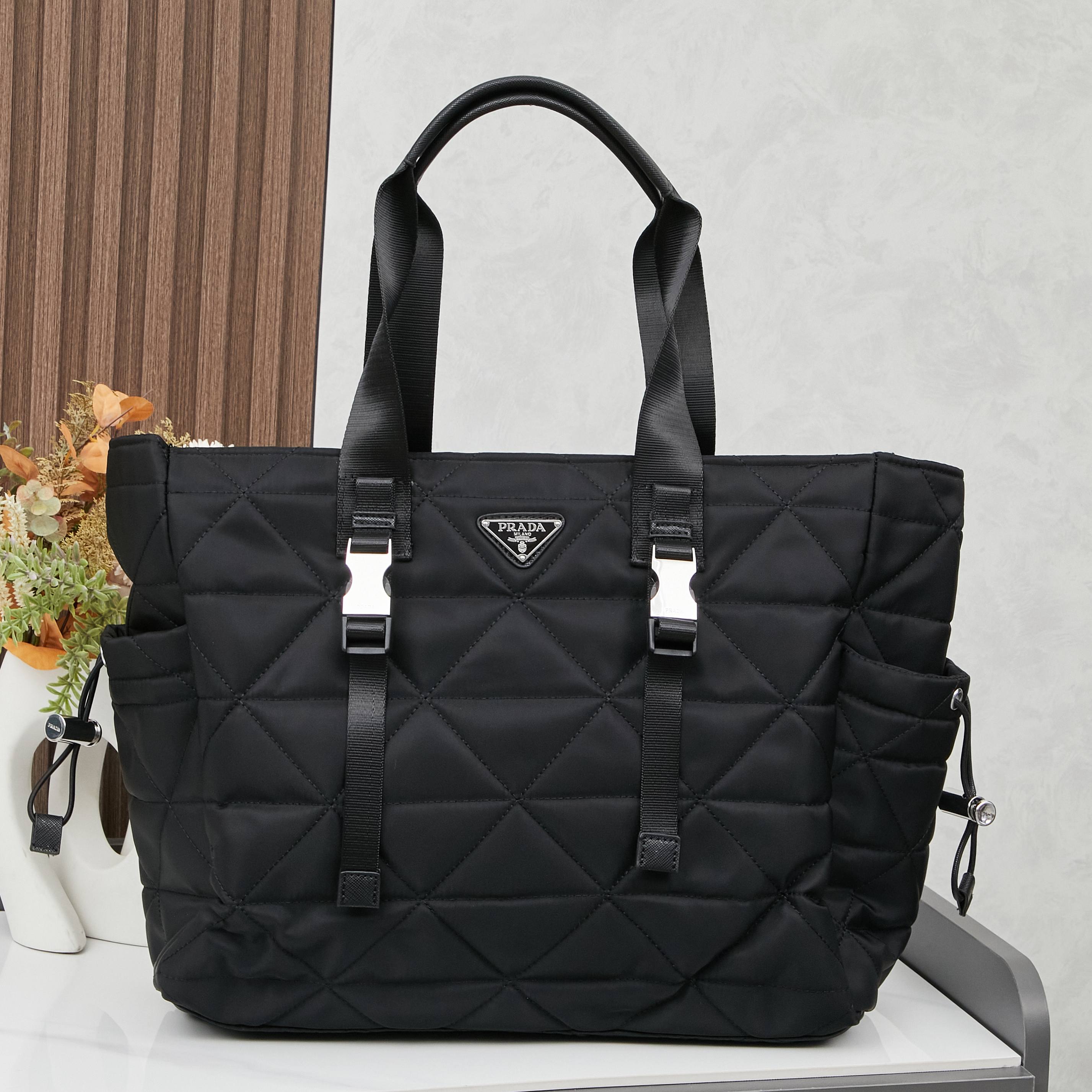 プラダ「Prada」リサイクルナイロン トートバッグ モデル ハンドバッグ