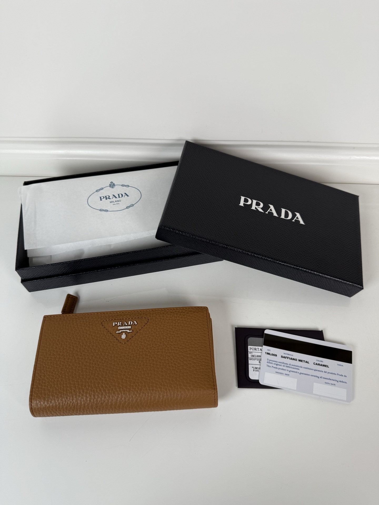 プラダ「Prada」 ロゴプリント スナップウォレット