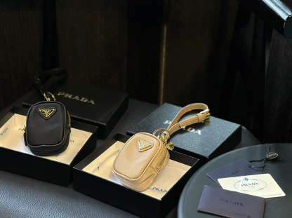 プラダ「Prada」トライアングルロゴ ミニコインケース