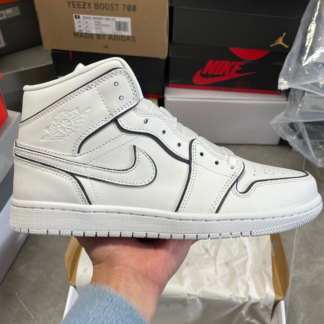 ナイキ「Nike」Wmns Air Jordan 1 Mid SE 'IRIDESCENT TRIM'