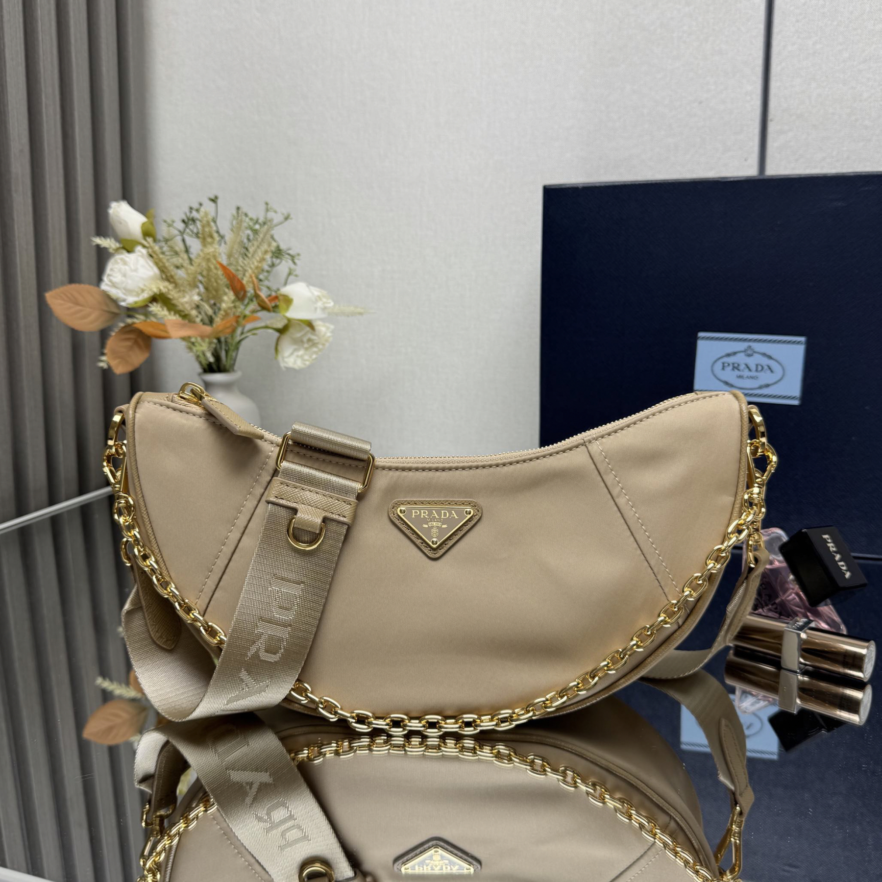 プラダ「Prada」リナイロン ムーンショルダーバッグ