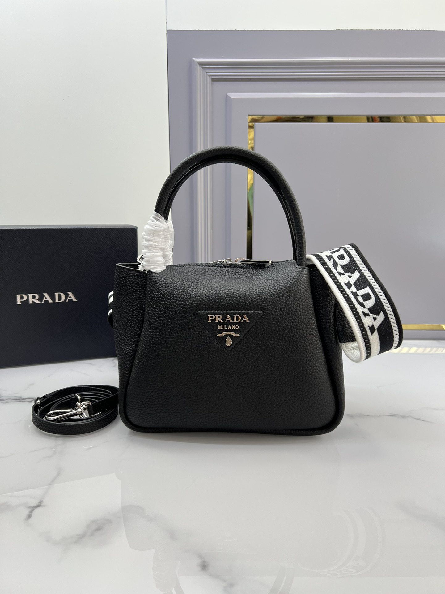 プラダ「Prada」デュアルストラップ バッグ
