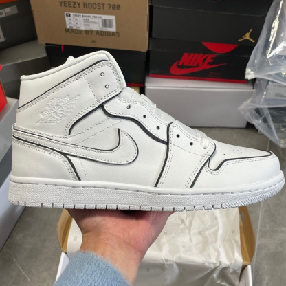 ナイキ「Nike」Wmns Air Jordan 1 Mid SE 'IRIDESCENT TRIM'