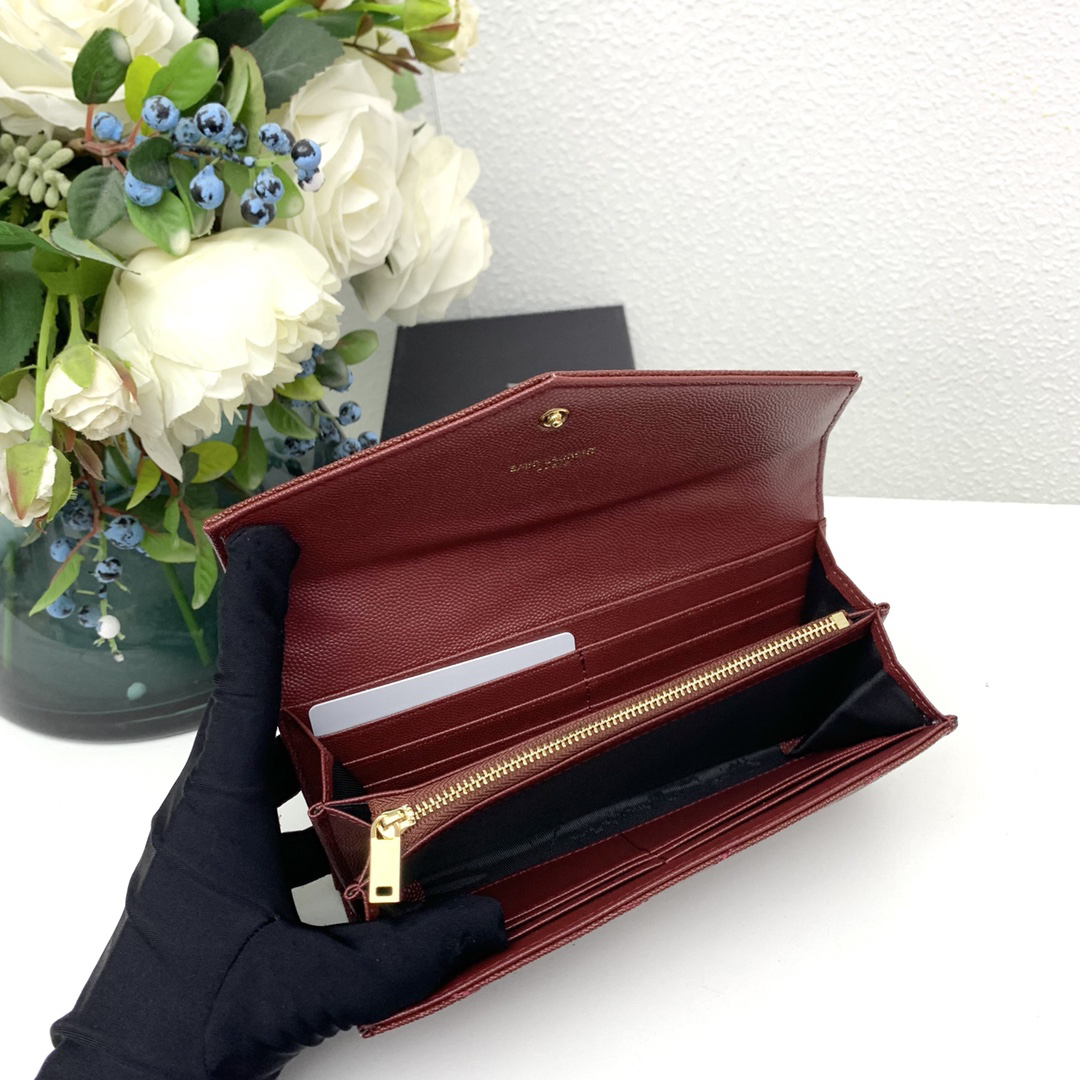 サンローラン「Saint Laurent」カサンドラ マトラッセ ラージ フラップウォレット（グレイン・ド・プードル エンボスレザー）